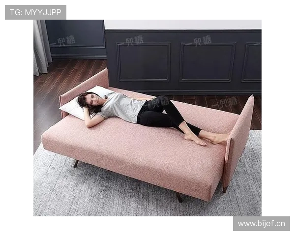 刷到罗纳尔迪尼奥家居片段——沙发上随手丢的那串金链子能买我家车