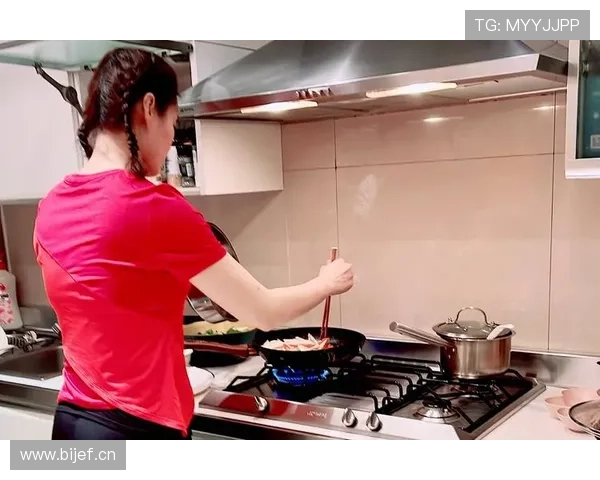 张楠退役后住进月租八万的上海顶层复式，每天五点起床给老婆做低脂餐