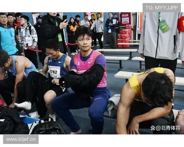 苏炳添赛后直接躺地上睡着了?这状态跟跑了100米差太远了吧! 苏炳添赛后直接躺地上睡着了?这状态跟跑了100米差太远了吧!